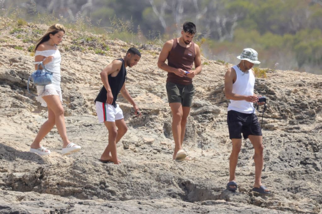 Lola Índigo y Achraf Hakimi de vacaciones en Ibiza con amigos