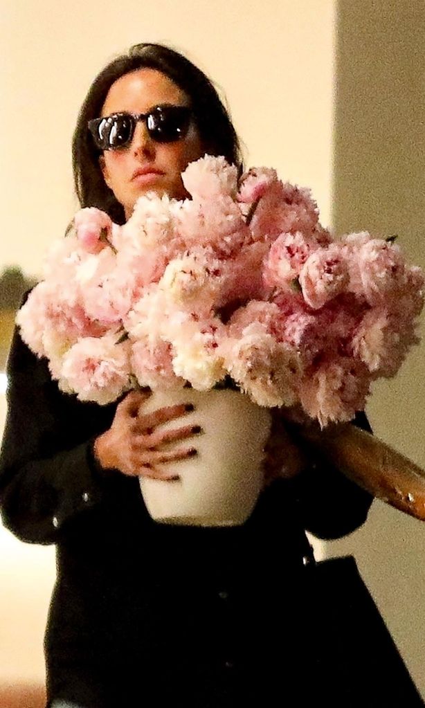 HOLA 4100. Inés de Ramón, novia de Brad Pitt con flores.