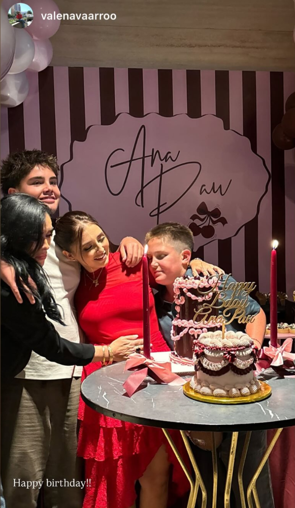 Ana Pau arropada por el cariño de su madre y hermanos. 