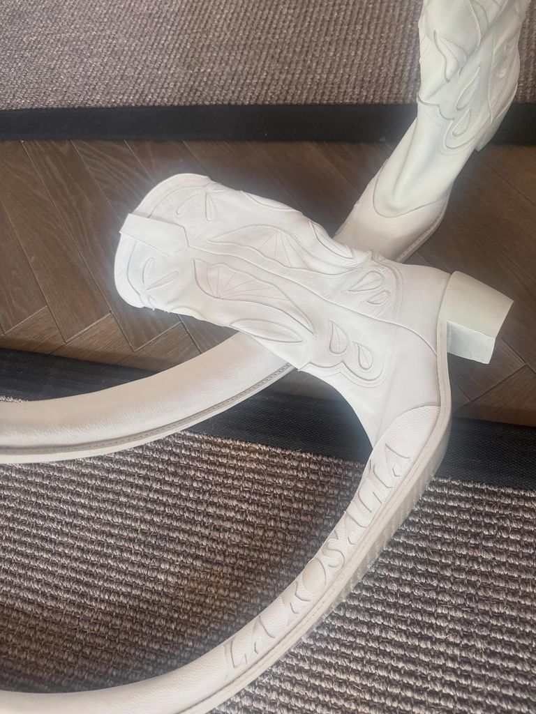 Rosalía no se podía ir de México sin estas botas bastantes curiosas. 