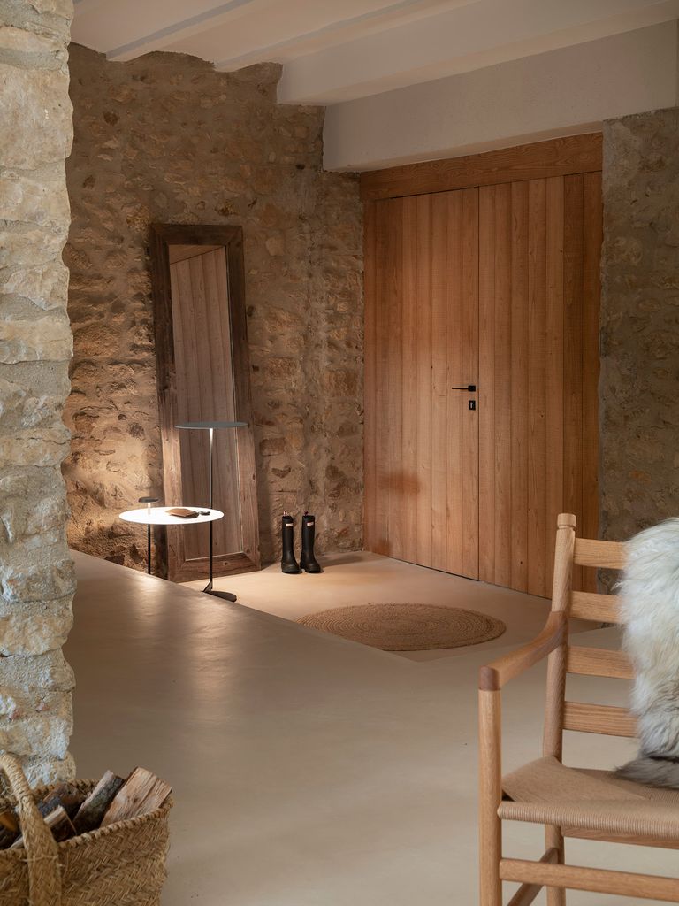 Recibidor de la vivienda rural de Susanna Cots, uno de los máximos exponentes del ‘slow design’