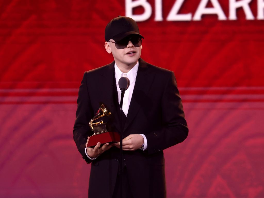Plano medio de Bizarrap agradeciendo su Latin Grammy 2024