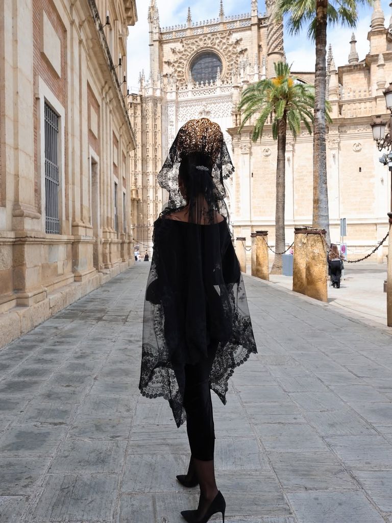 La influencer Rocío Osorno, con mantilla, en la Semana Santa de Sevilla.