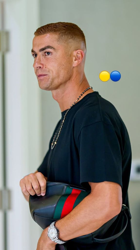 Cristiano Ronaldo sorprendió con su nuevo look al estrenar una melena mucho más clara.