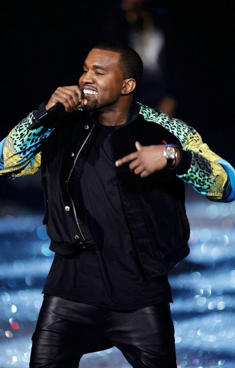 Kanye West debutó la colección de Versace para H&M con esta bomber con mangas con estampado de leopardo durante el show de Victoria's Secret de 2011.
