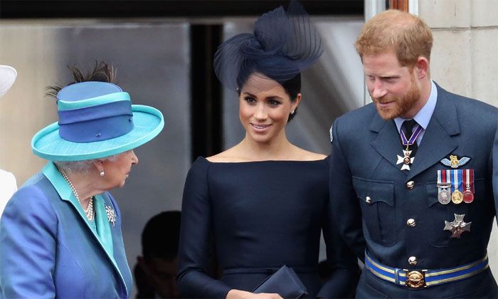el príncipe Harry y Meghan Markle con la reina Isabel