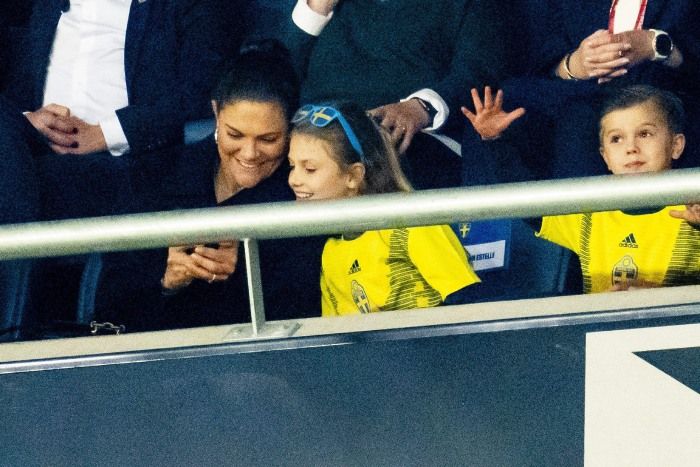 Victoria de Suecia con sus hijos en el fútbol