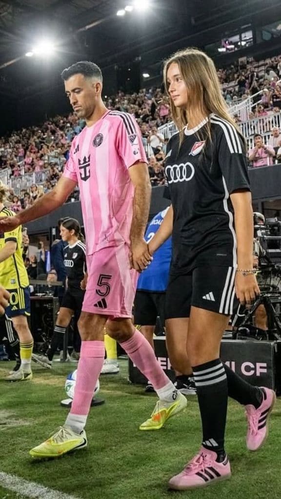 Arabella Rose entreó a la cancha junto a Sergio Busquets.