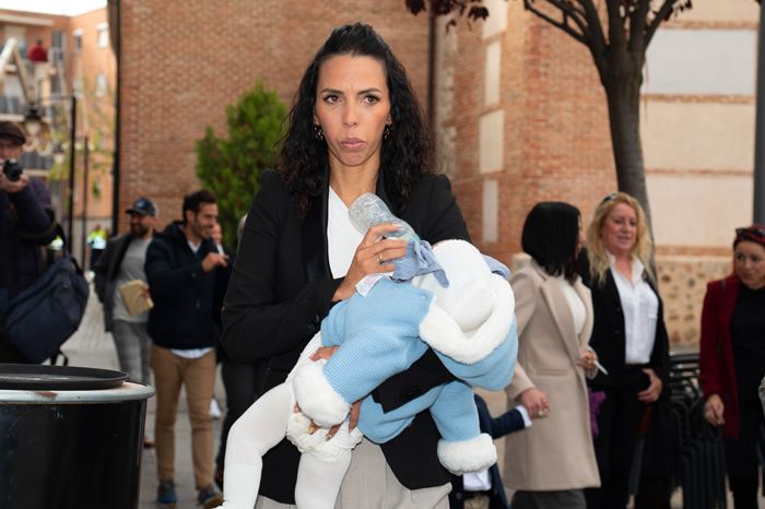 Paola Olmedo da el biberón a Marc