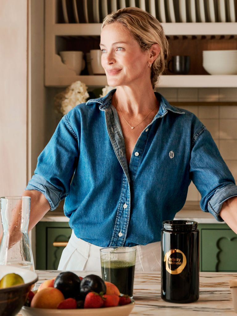 Mujer preparando su buena alimentación
