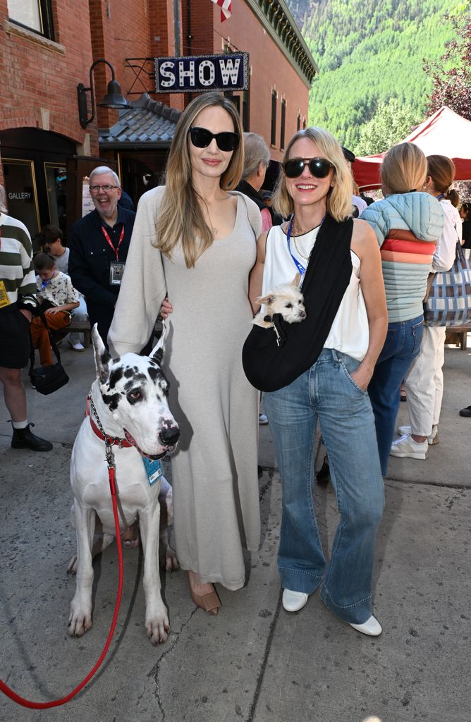 Angelina Jolie con Naomi Wattsy su perro en el Festival de Telluride (Colorado)  el 31 de agosto de 2024 