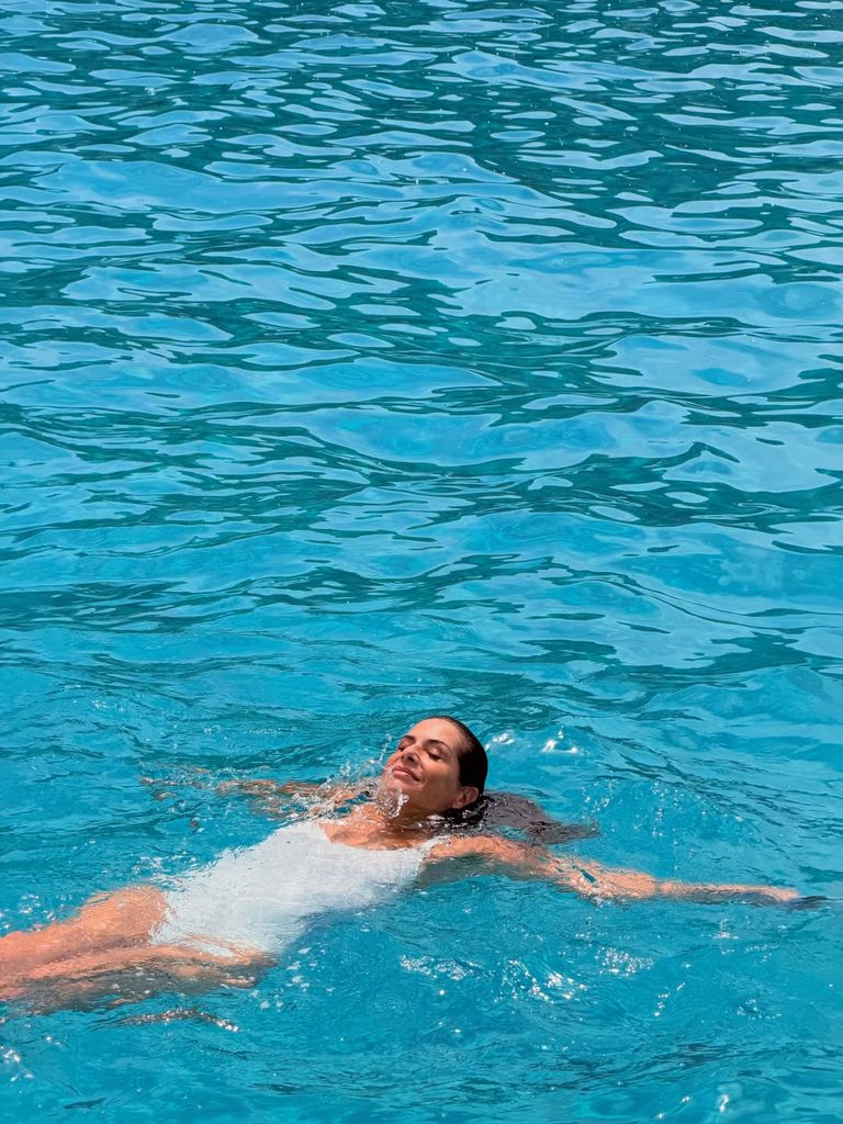 La periodista feliz en aguas cristalinas de Menorca