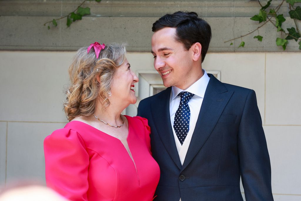 La madrina y el novio posan de lo más felices