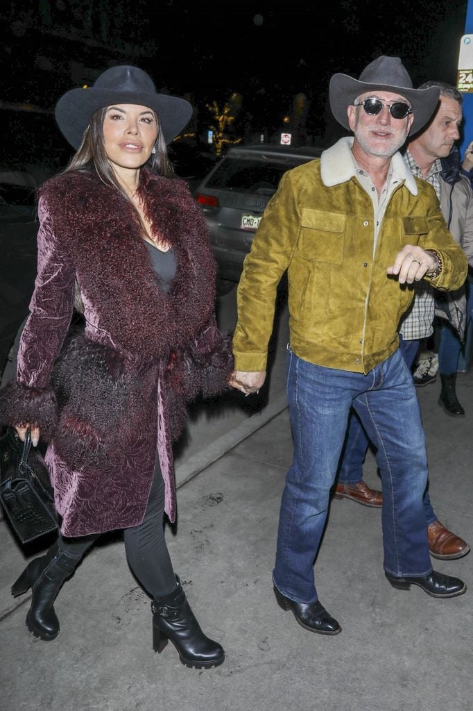 Jeff Bezos y Lauren Sánchez fueron vistos disfrutando del ambiente de Aspen al llegar a la tienda de estilo western Kemo Sabe, continuando las celebraciones por el cumpleaños de Lauren hace unos días. 