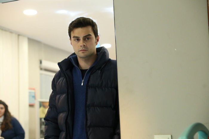 Ömer declara lo que ha sucedido con Sarp pero su versión no resulta muy creíble en 'Hermanos'