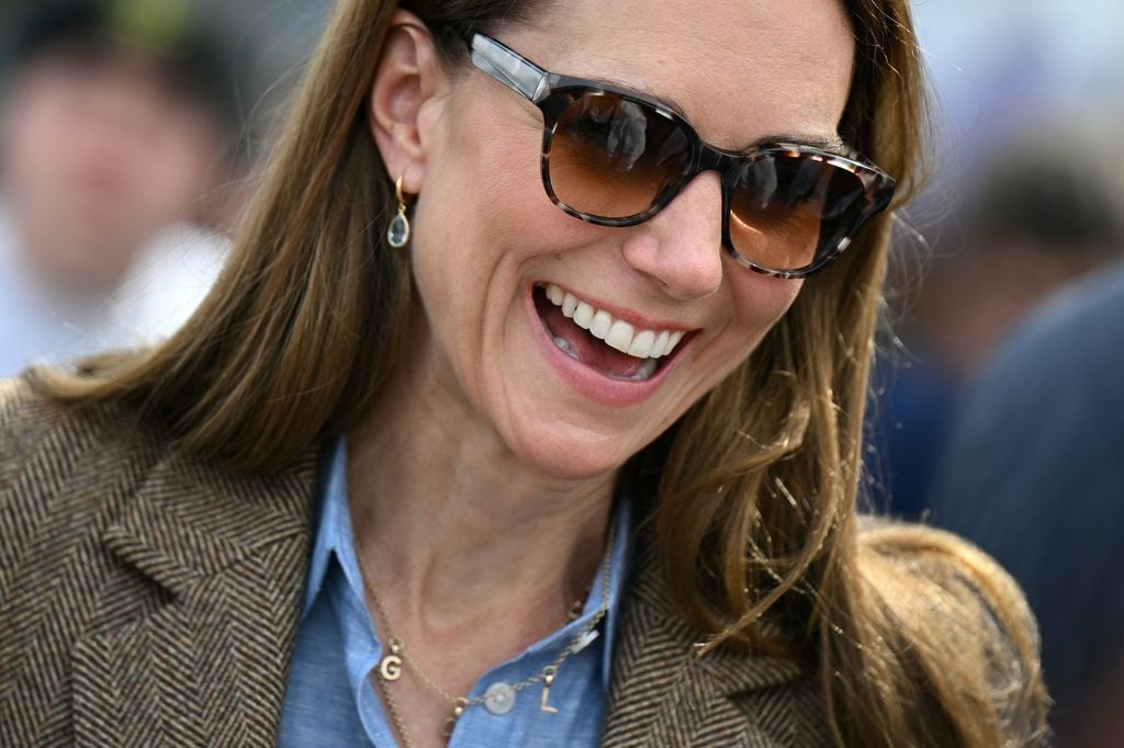 Kaste Middleton usó dos significativas piezas de oro amarillo de la joyería británica Daniella Draper.