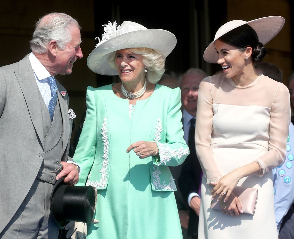 De izquierda a derecha, el entonces príncipe Carlos, Camilla la duquesa de Cornualles y Meghan Markle, en la celebración del cumpleaños 70 del príncipe de Gales, en el Palacio de Buckingham, el 22 de mayo de 2018.