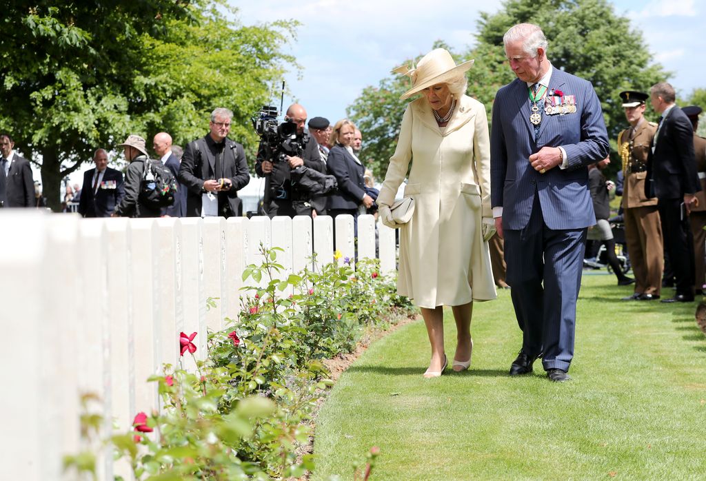 Plano medio de la reina Camilla y el rey Carlos III en una visita a Francia