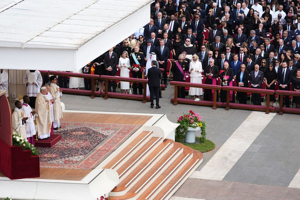 El nuevo Papa, León XIV, ha inaugurado su pontificado con una misa multitudinaria en la que ha contado con la presencia tradicional de las monarquías católicas