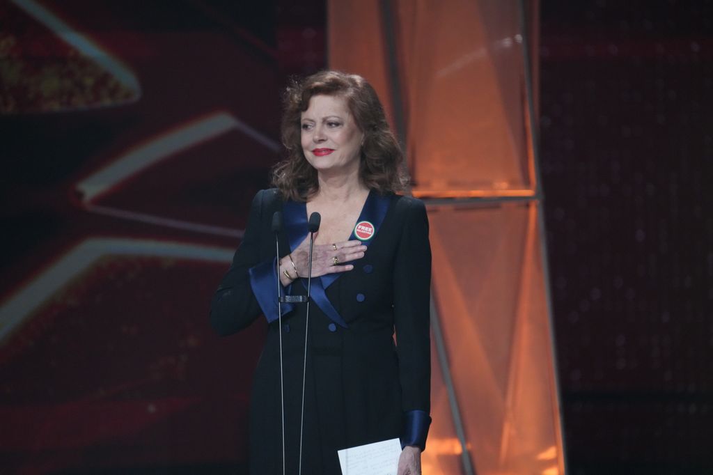 La leyenda de Hollywood agradece una ovacion con todo el público puesto en pie