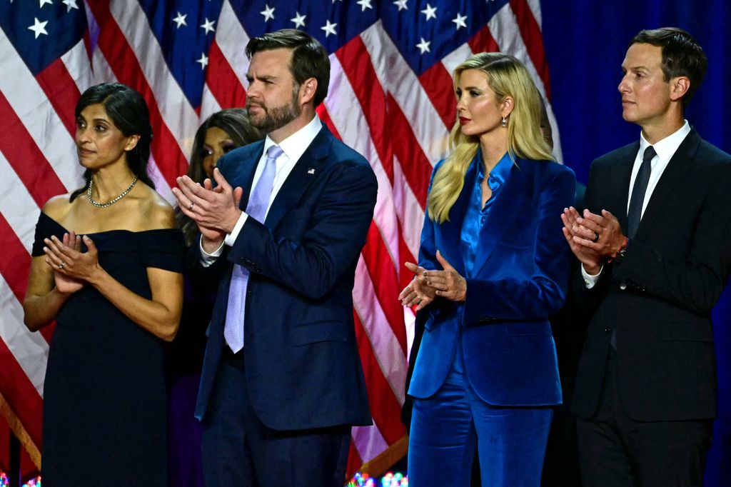 Usha y J.D. Vance con Ivanka y Jared Kushner aplaudiendo tras las elecciones de EEUU