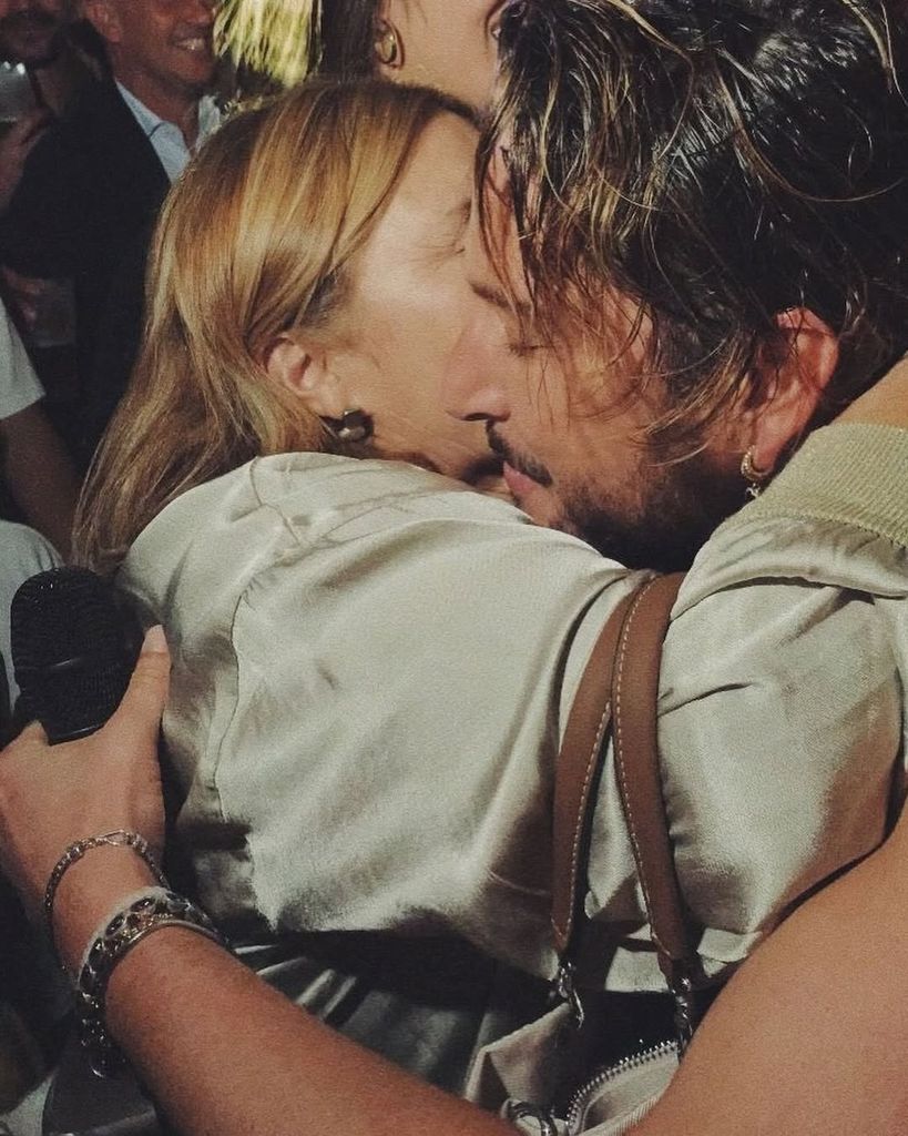 El artista abraza a su madre en mitad de un concierto