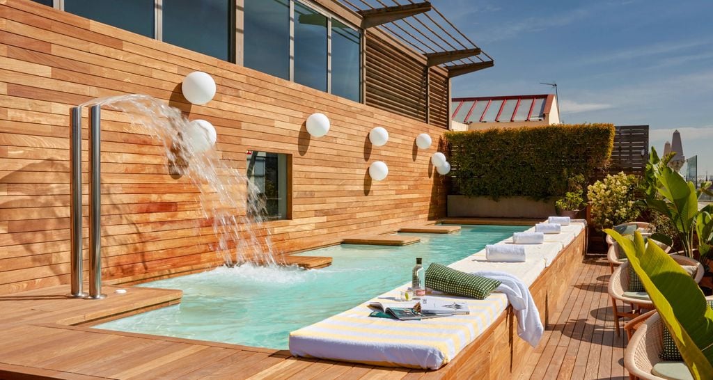 Piscina con revestimiento de madera