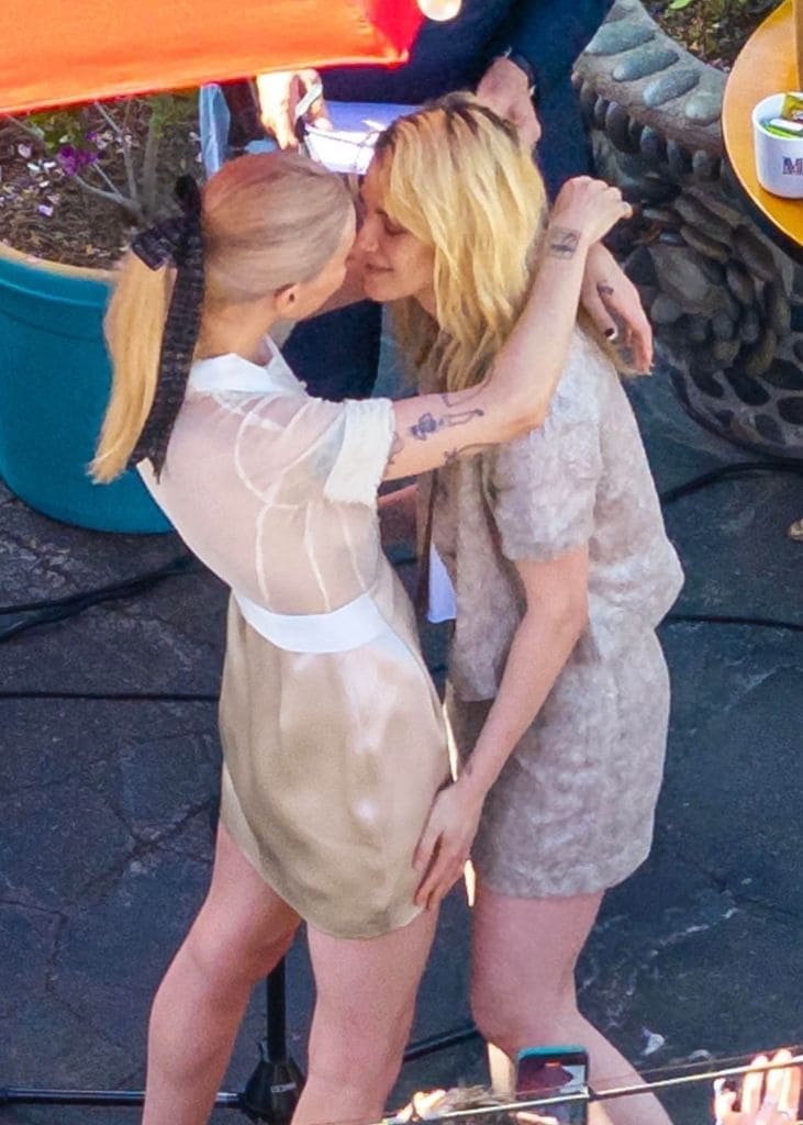Kristen Stewart y Dylan Meyer celebraron su matrimonio con un efusivo beso.