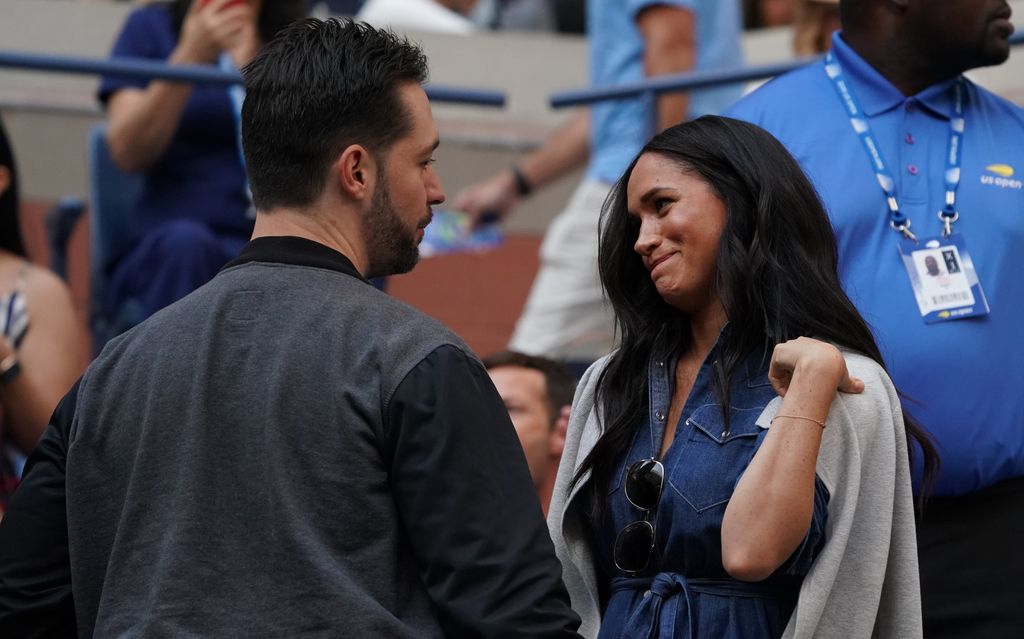 Meghan Markle, con el marido de Serena Williams, durante el partido que jugaba la tenista y que se celebró en Nueva York en septiembre de 2019. Este viaje de la duquesa de Sussex fue muy criticado. 
