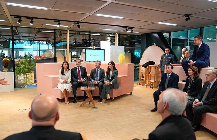 Los reyes de España y los príncipes de Dinamarca asisten a una mesa redonda sobre smart cities y urbanismo sostenible