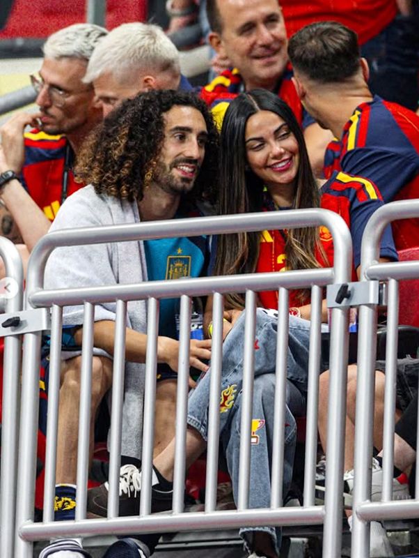 El futbolista comparte su vida con Claudia Rodríguez (en la imagen). La pareja tiene tres hijos: Mateo, Río y Bella.