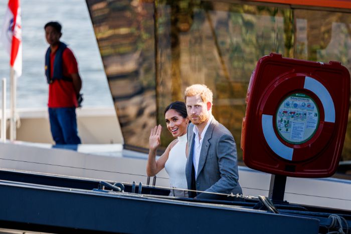 Los duques de Sussex en un barco