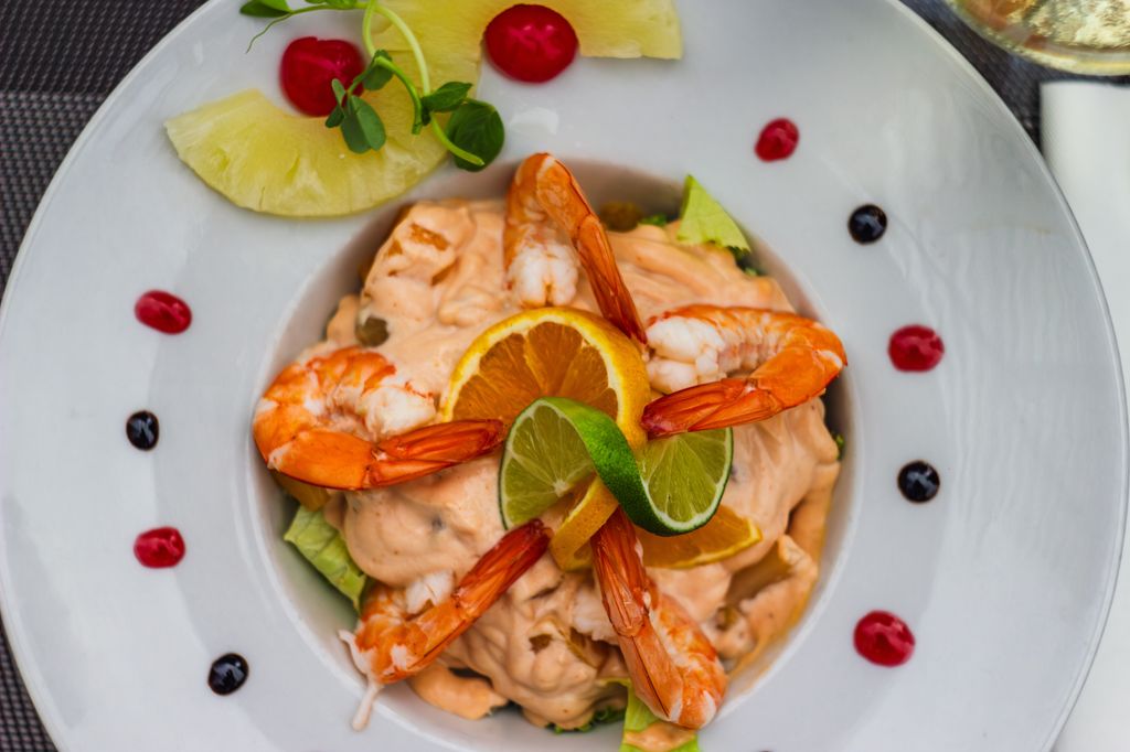El cóctel de gambas clásico suele llevar piña, lechuga y salsa rosa