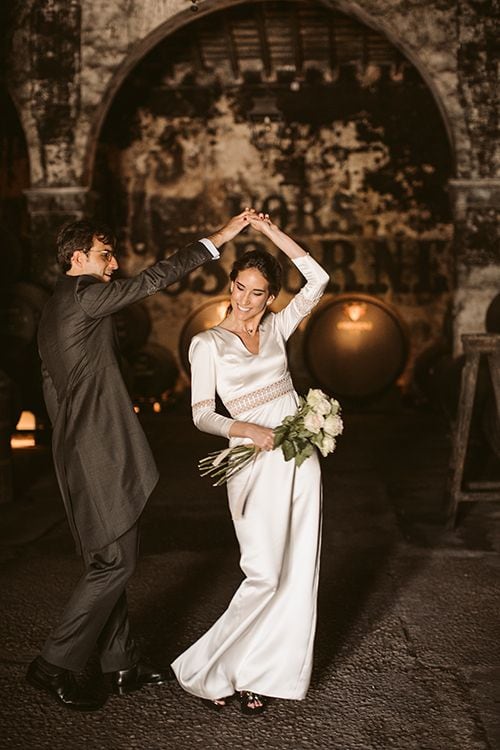 Un vestido lencero con ramo de novia de talle largo