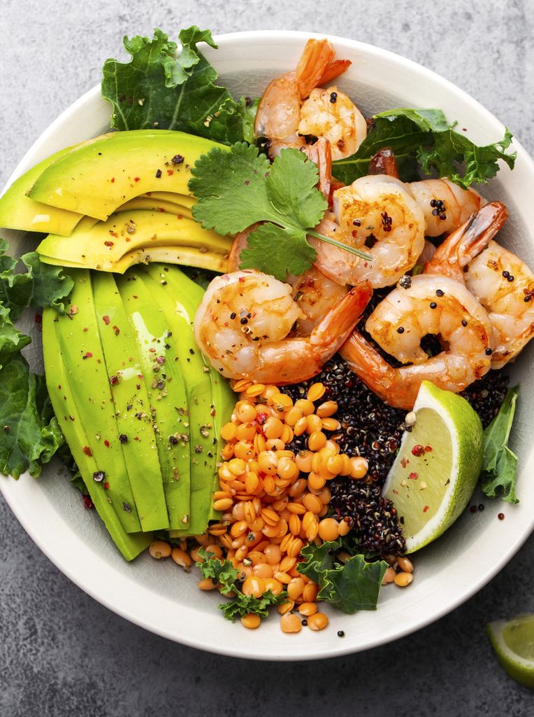 Ensalada de aguacate y gambas.