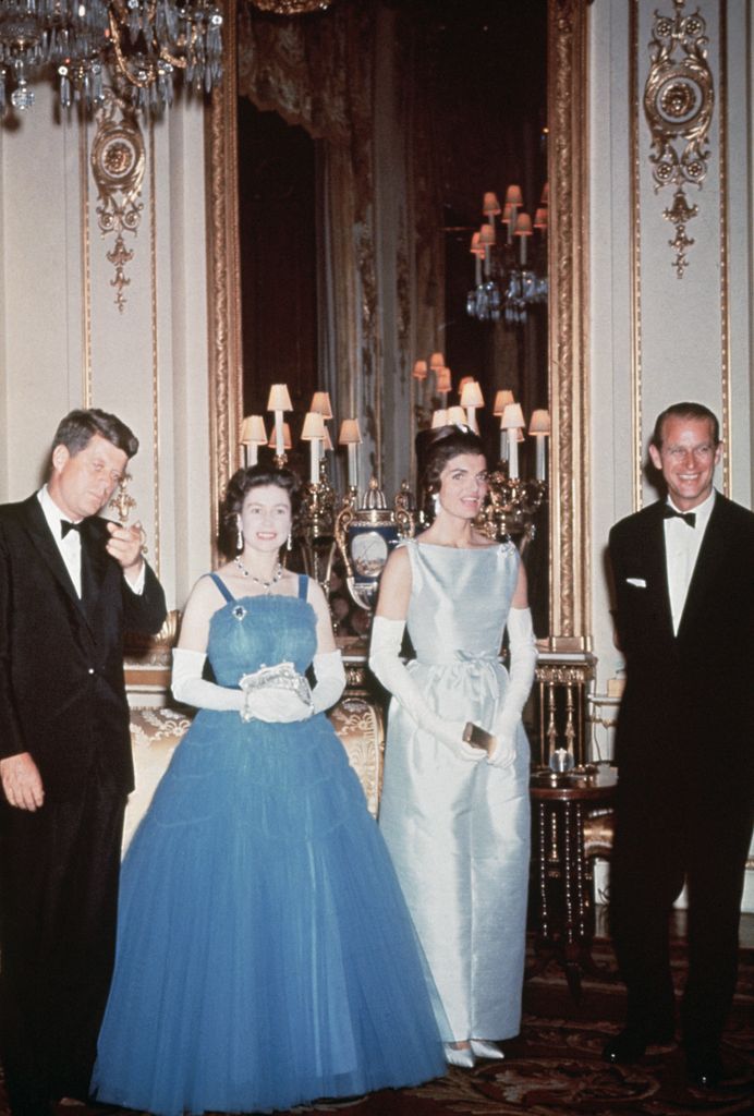 La reina Isabel II en la visita de John F. y Jackie Kennedy a Inglaterra, 1961.