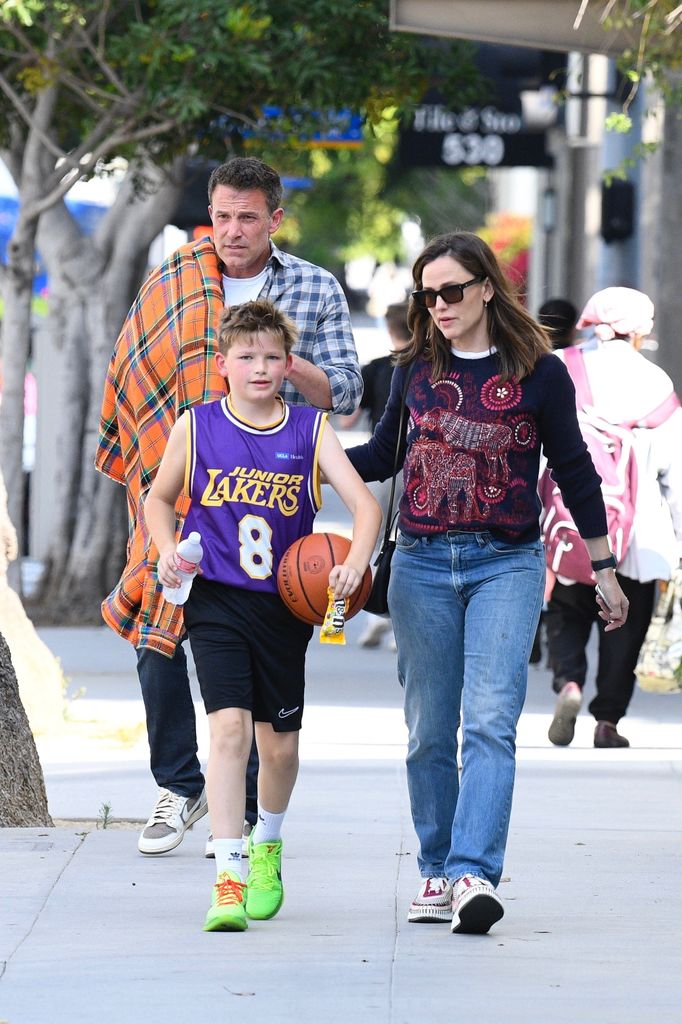 El actor Ben Affleck y Jennifer Garner con su hijo Samuel en Santa Monica