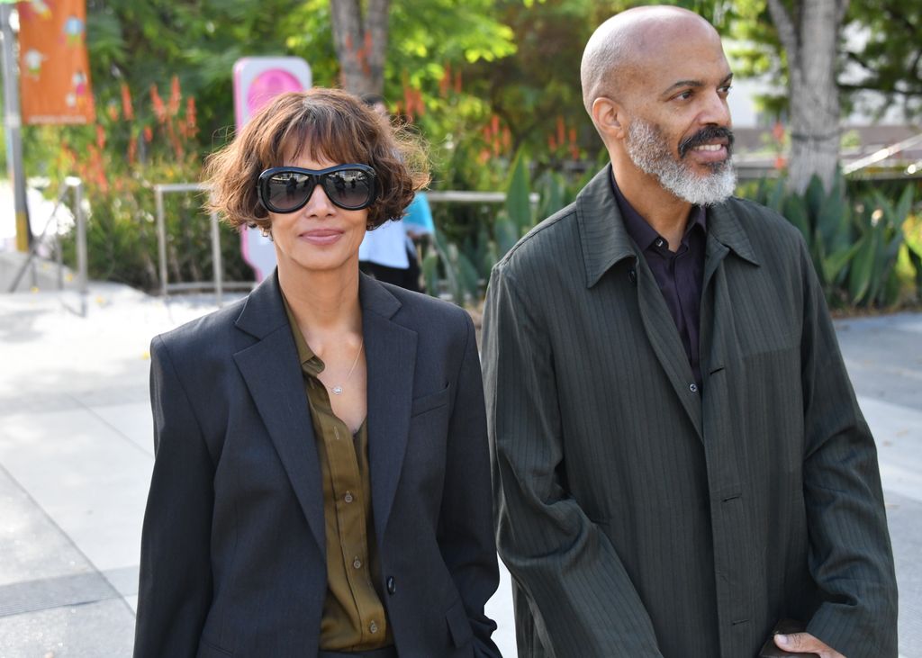 Halle Berry junto a Van Hunt tras salir de la Corte