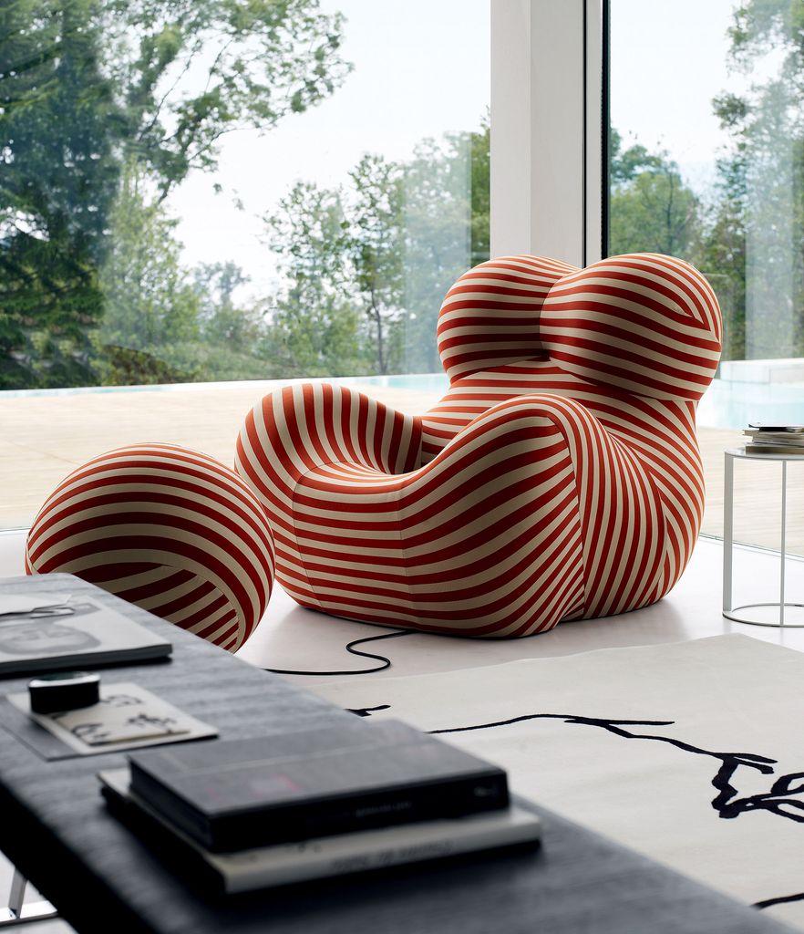 Sillón de formas redondeadas con puf a juego