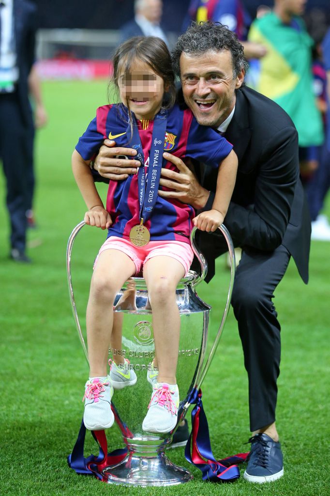 Luis Enrique y su hija Xana, celebrando la victoria en la final de la UEFA Champions League en 2015