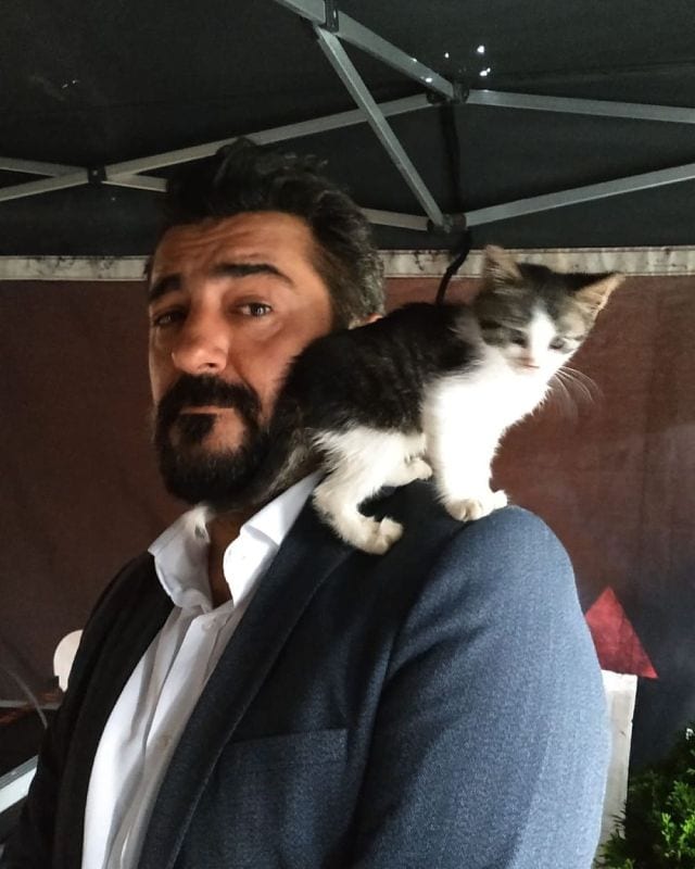 Celil Nalçakan da vida al malvado Akif en 'Hermanos'