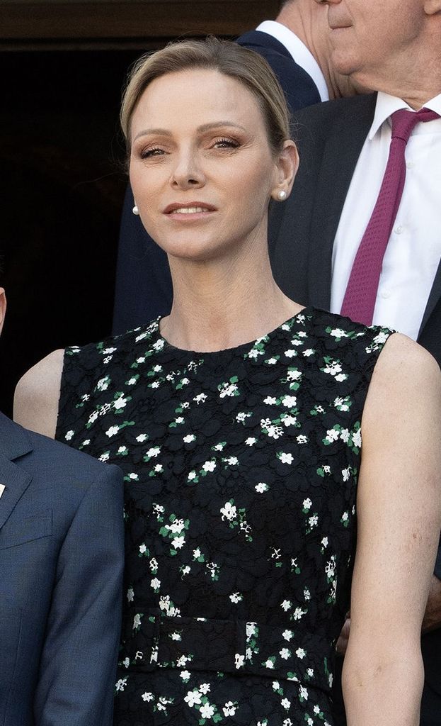 Charlene de Mónaco, elegante junto a Alberto y sus hijos en Les Baux-de-Provence con un vestido negro que recuerda a un look de la reina Letizia de hace casi 10 años