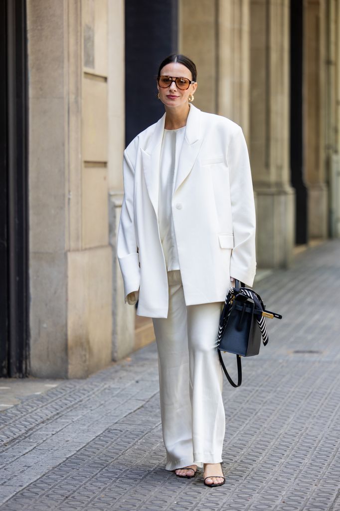 Looks de pantalón de traje y sandalia plana que inspiran
