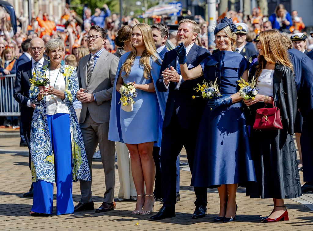 La princesa Laurentien y el príncipe Constantijn; la princesa Amalia, el rey Willem-Alexander, la reina Maxima y la princesa Alexia en el Día del Rey