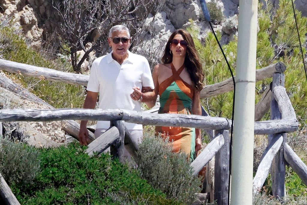 El look de Amal Clooney en Capri, a lo 'Vilma' de los Picapiedra