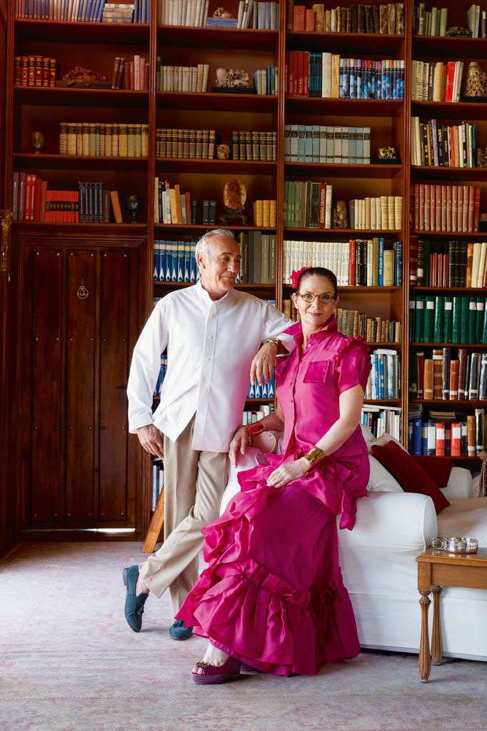 Kucca, con su marido, José Villaseñor, con el que lleva casada dos décadas, en la biblioteca que se encuentra en el salón