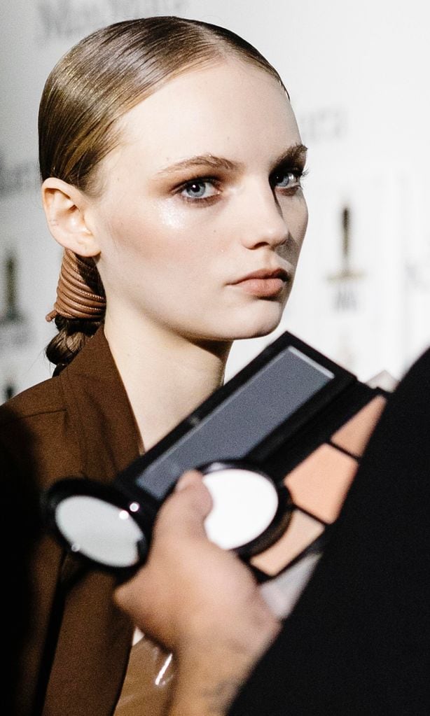mujer joven maquillaje con iluminador