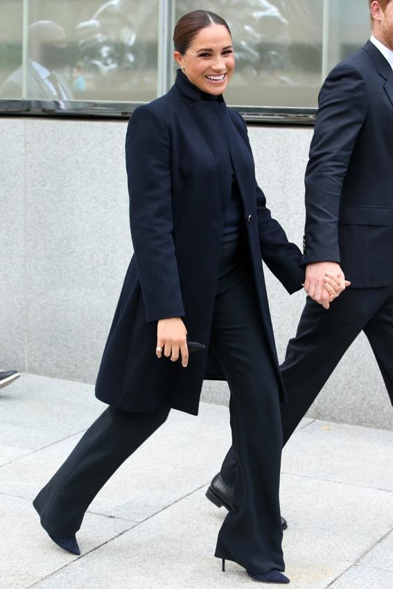 Meghan Markle con pantalones palazzo