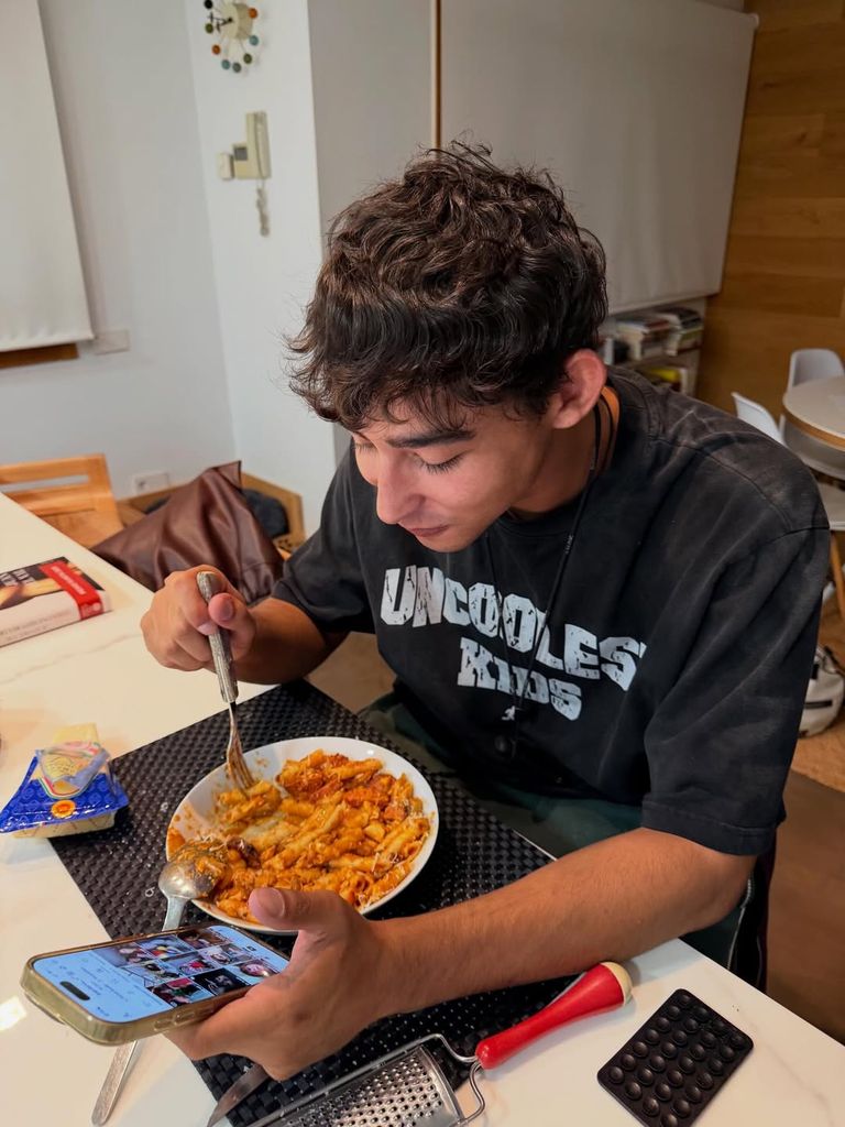 Nuria Roca ha recibido a su hijo con los brazos abiertos y un plato de macarrones con tomate y queso