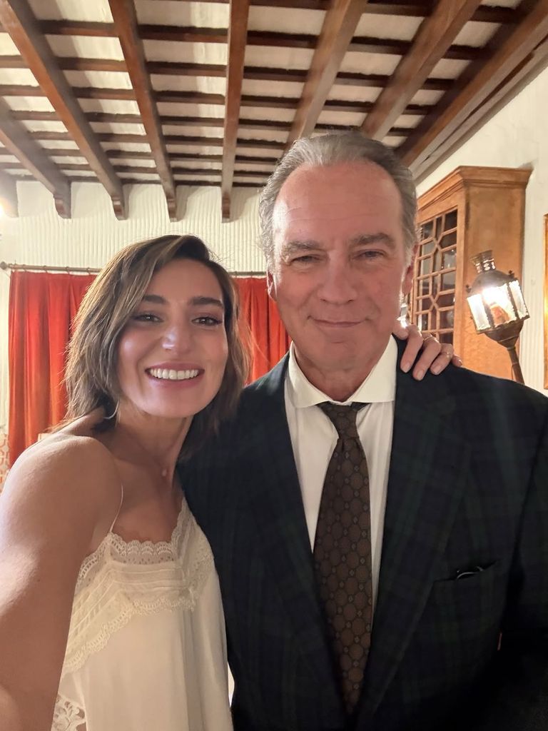 Eugenia Osborne posa con su padre en el cortijo de Sevilla